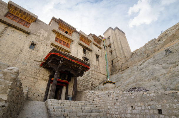 Leh királyi palota bejárata és homlokzata, egy középkori erőd, kilátással a Himalájára Leh-ben, Ladakh Union Területen, Indiában - Fotó, kép