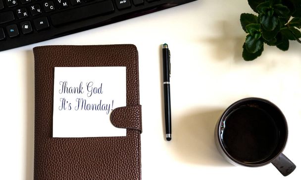 Kancelářský stůl pro zaměstnance s blahopřáním: DĚKUJEME BOŽÍ V pondělí. - Fotografie, Obrázek