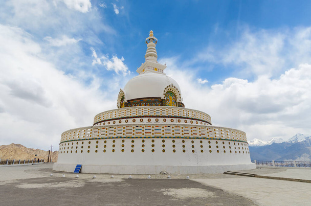 Monumento a Shanti Stupa, un templo y santuario budista en una colina sobre Leh, en el Territorio de la Unión Ladakh, India
 - Foto, imagen