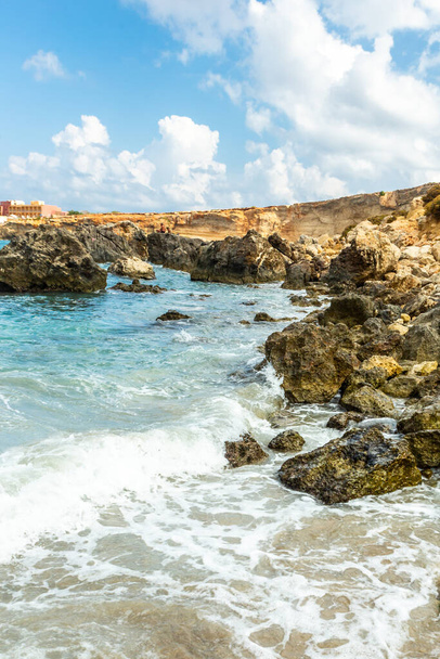 Malta, Paradise Bay, na Península de Marfa. Ilha de Malta
. - Foto, Imagem