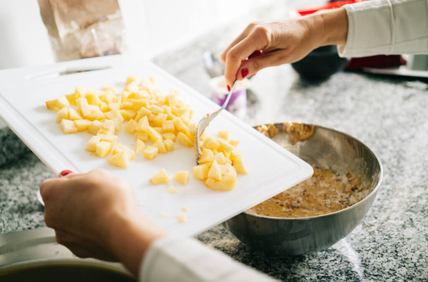 Mulher prepara os ingredientes para fazer um bolo de esponja
  - Foto, Imagem