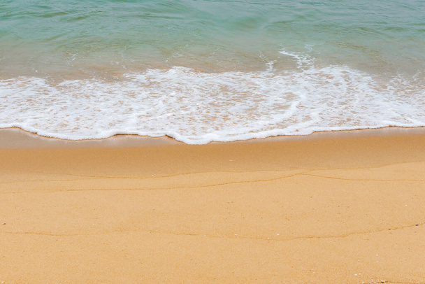 vague douce sur une plage de sable
 - Photo, image