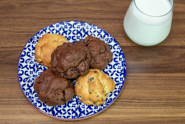 Tahta masada çikolatalı kurabiyeler. - Fotoğraf, Görsel