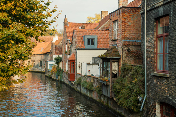Paisaje panorámico del canal de Brujas con casas medievales de ladrillo típicas de Holanda, Holanda y Bélgica con luz natural
 - Foto, imagen