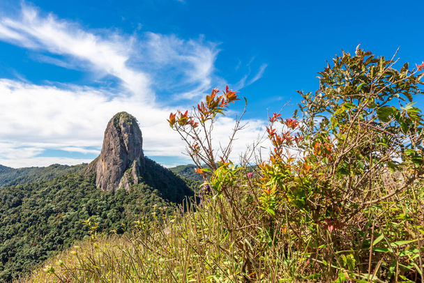 Pedra do Bau, Felsgipfel in Sao Bento do Sapucai, Brasilien. Südamerika. - Foto, Bild
