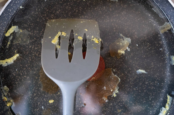 Sale casserole avec une spatule. Non lavé après cuisson
. - Photo, image