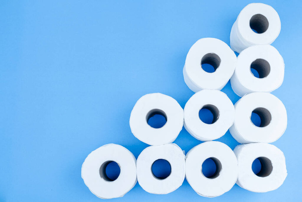 Toilettenpapier isoliert auf blauem Hintergrund. - Foto, Bild