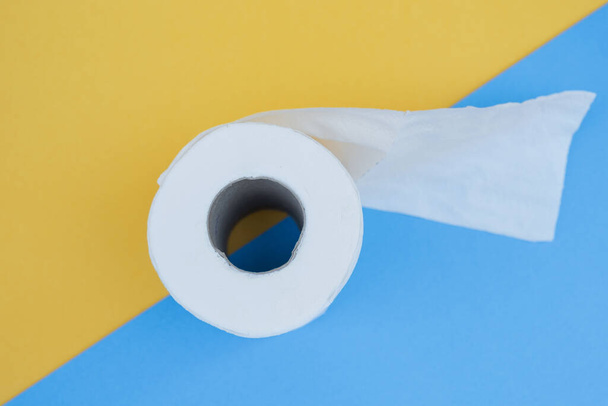 Toaletní papír izolovaný na žlutém pozadí. - Fotografie, Obrázek