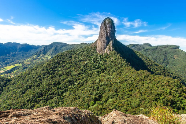 Педра-ду-Бау, вершина скельної гори в Сан-Бенто-ду-Сапукай, Бразилія. Південна Америка. - Фото, зображення