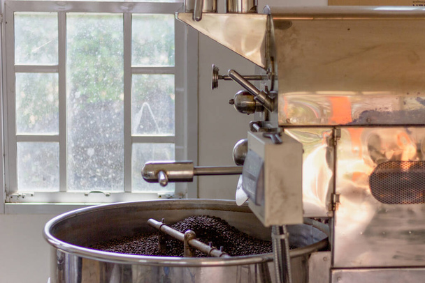 Frische Kaffeebohnen in Kaffeeröster professionelle Maschine in der Fabrik - Foto, Bild
