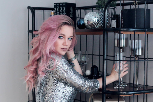 beautiful girl with pink hair in an expensive interior - Foto, imagen