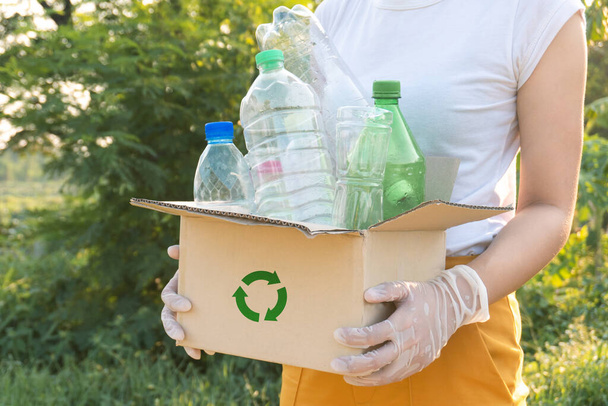 Frau sammelt Müll-Plastikflaschen in Box für Recyclingkonzept - Foto, Bild