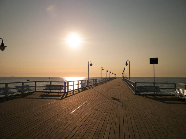 Ανατολή ηλίου πάνω από προβλήτα στην Gdynia, Πολωνία. Όμορφη πολωνική φύση, baltic θάλασσα και το καλοκαίρι έννοια. Αντιγραφή χώρου. - Φωτογραφία, εικόνα