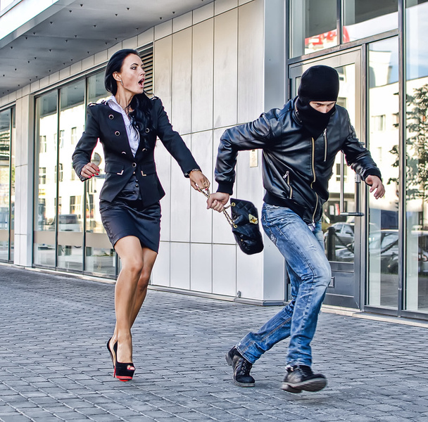 bandyta kradzież worka kobieta na ulicy - Zdjęcie, obraz