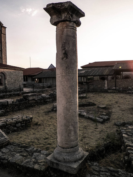 Anciennes colonnes et ruines dans la région de Plaoshnik, Ochrid, Macédoine. Concept de voyage et d'architecture
. - Photo, image