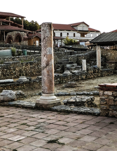 Vecchie colonne e rovine nella zona di Plaoshnik, Ochrid, Macedonia. Concetto di viaggio e architettura
. - Foto, immagini