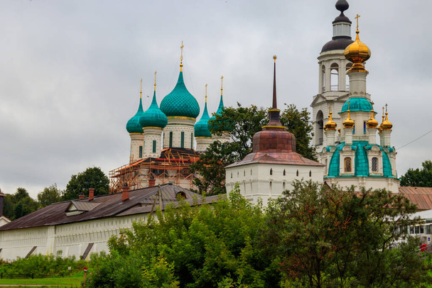 Convento de Vvedensky Tolga en Yaroslavl, Rusia. Anillo de oro de Rusia - Foto, imagen