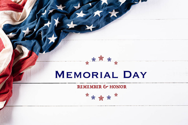 Buon Memorial Day, 25 maggio. Bandiere americane su sfondo bianco in legno. Posa piatta con spazio di copia
. - Foto, immagini