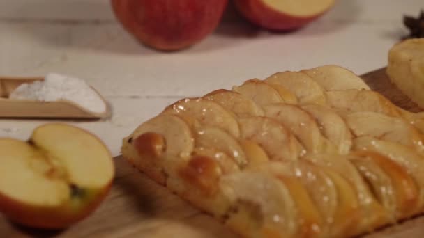 Apfelkuchen mit Brioche-Teig auf einem Holzschneidebrett. - Filmmaterial, Video