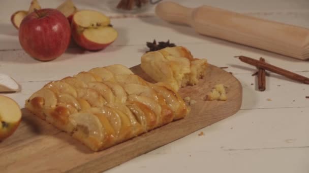 Gros plan d'une tarte aux pommes avec de la pâte brioche sur une planche à découper en bois. zoom avant
 - Séquence, vidéo