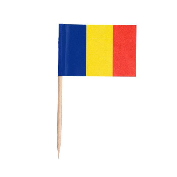 Миниатюрный бумажный флаг Румынии. Изолированный флажок румынской зубочистки на белом фоне
. - Фото, изображение