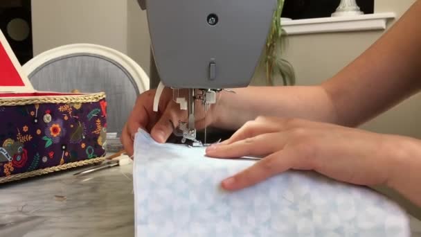 Dáma vyrábějící domácí obličejové masky z tkaniny se šicím strojem, koronavirem - Záběry, video
