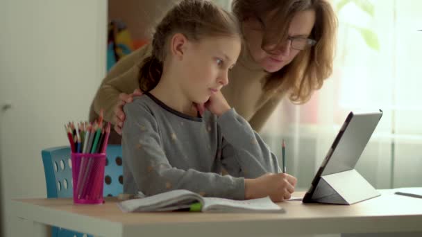 Online distance learning for children. Son and daughter use a laptop for education. - Séquence, vidéo