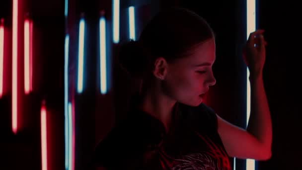 Donna sensuale sotto illuminazione al neon - Filmati, video