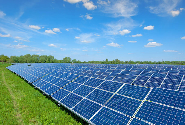 Solarzellen und blauer Himmel. Sonnenkollektoren versorgen die Stromerzeuger mit Sonnenenergie. Saubere Technologie für eine bessere Zukunft - Foto, Bild