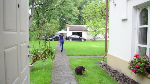 γυναίκα βροχή ομπρέλα αυτοκινήτων - Πλάνα, βίντεο