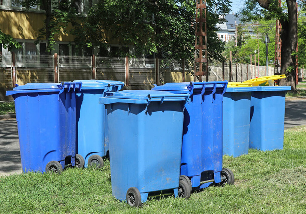 Τροχοφόροι κάδοι σκουπιδιών στο δρόμο - Φωτογραφία, εικόνα