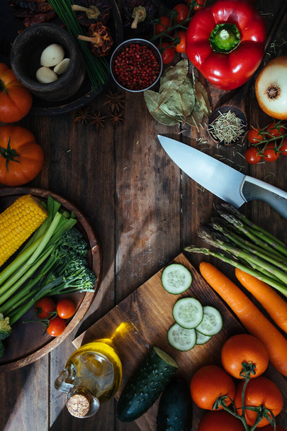 Різноманітність свіжої здорової їжі, що складається зі смачних свіжих овочів ягід і трав на дерев'яному сільському столі
 - Фото, зображення