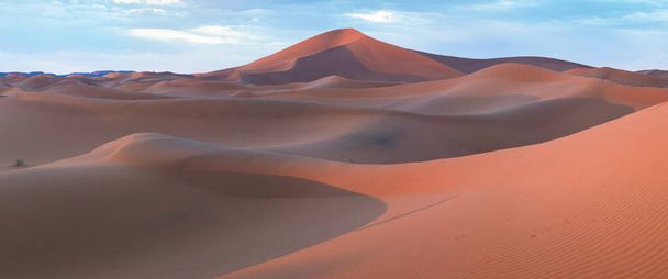 Západ slunce nad písečnými dunami v poušti, Kalifornie USA Discovery a dobrodružné cestování koncept. Sluneční světlo nad pouštními dunami. - Fotografie, Obrázek