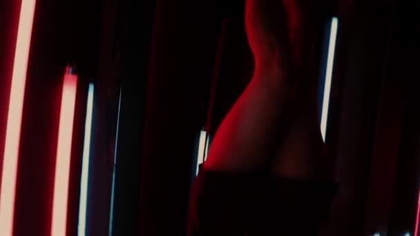 Sensual woman under neon illumination - Filmagem, Vídeo