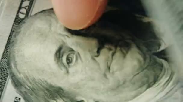 Adam 100 dolarlık banknotları, küresel ekonomik kriz koronovirüsünü işsizlik olarak görüyor - Video, Çekim
