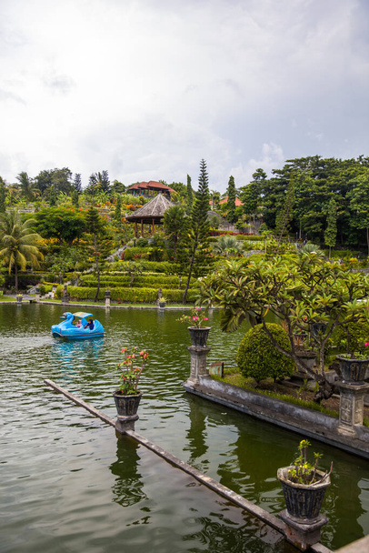 BALI, INDONESIA - JANUARY 27, 2019: Άγνωστο ποιήμα στο υδάτινο παλάτι Tirta Gangga στο Μπαλί της Ινδονησίας. Είναι ένα πρώην βασιλικό παλάτι στο ανατολικό Μπαλί, το όνομά του από τον ιερό ποταμό Γάγγη. - Φωτογραφία, εικόνα