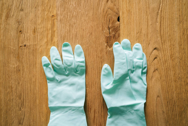 Rękawice ochronne lateksowe na drewnianym tle - Zdjęcie, obraz