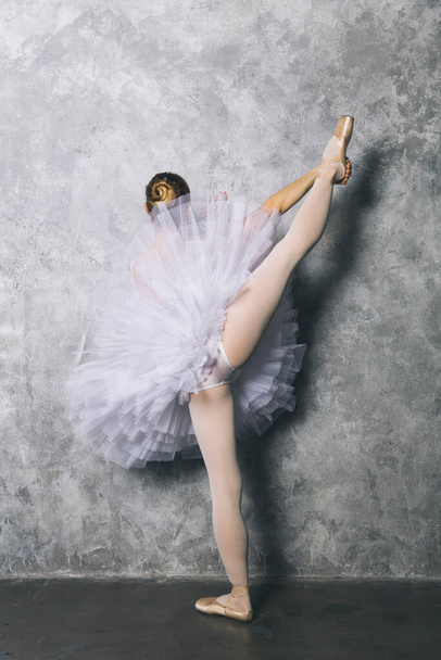 Bastante joven bailarina bailando ballet clásico contra la vieja pared rústica
 - Foto, Imagen