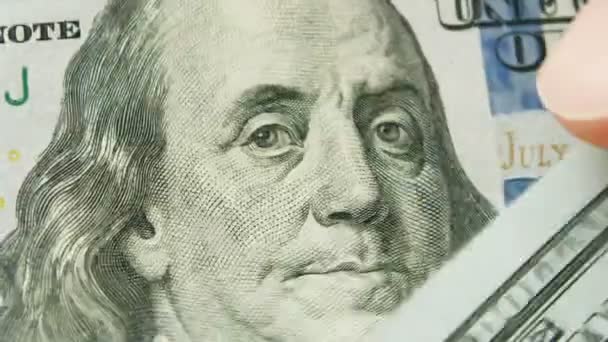 muž počítá USA 100 dolarů bankovky Benjamin Franklin close-up, počítání financí, globální hospodářská krize koronovirus infekce - Záběry, video