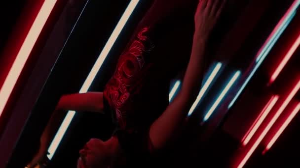 Donna sensuale sotto illuminazione al neon - Filmati, video