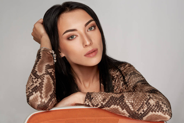 Nahaufnahme Porträt der schönen kaukasischen Frau im Studio auf grauem Hintergrund - Foto, Bild