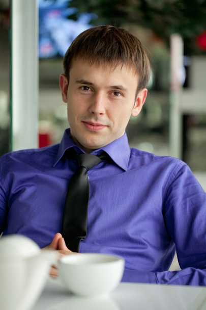 A young man in the office for a cup of tea - Photo, image