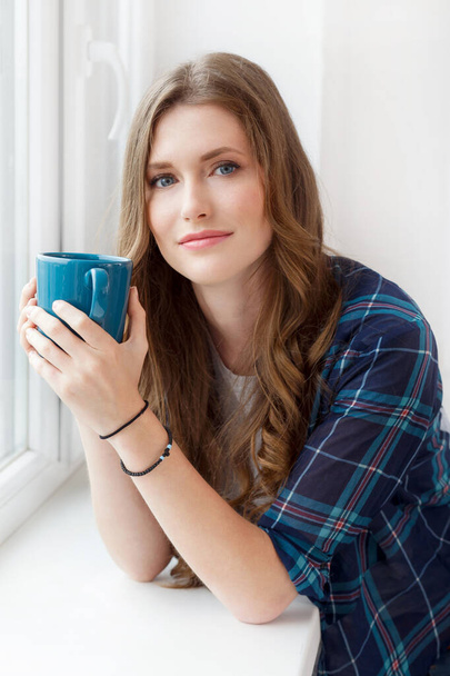 Мила, красива жінка з чашкою чаю
 - Фото, зображення