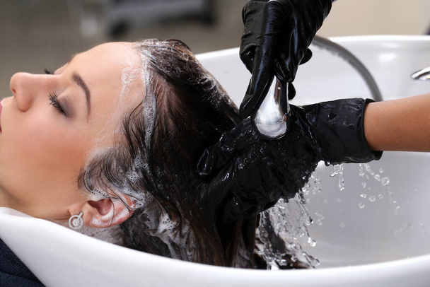 Peluquería. Mujer durante el lavado de cabello
 - Foto, imagen