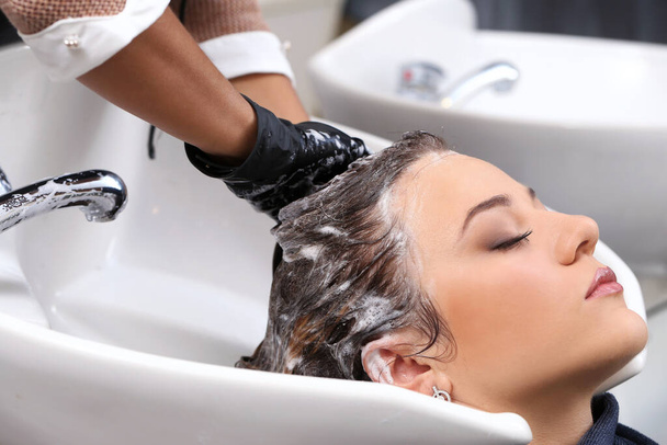 Salon de coiffure. Femme pendant le lavage des cheveux
 - Photo, image
