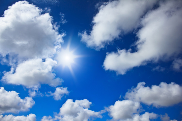 μπλε φόντο του ουρανού με λευκά σύννεφα - Φωτογραφία, εικόνα