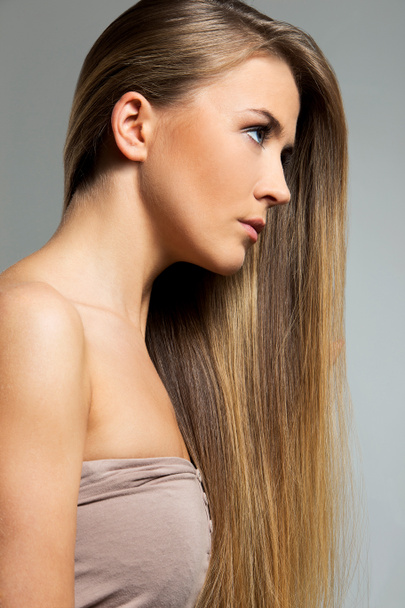 Roztomilá žena s dlouhými vlasy - Fotografie, Obrázek