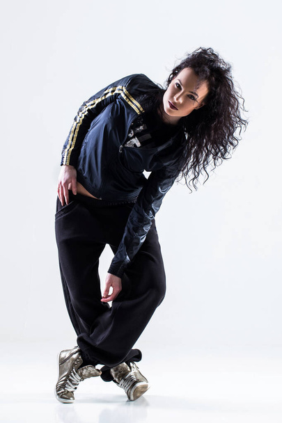 Hip-hop χορεύτρια σε λευκό φόντο - Φωτογραφία, εικόνα