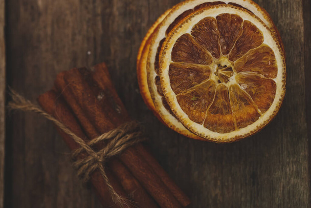 Plátky sušené pomeranče na stole - Fotografie, Obrázek