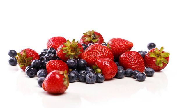 食べ物、自然。白い背景においしい果実のヒープ - 写真・画像